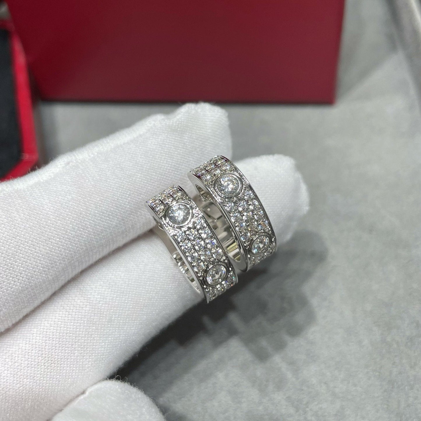 [AuraEcho]LOVE 5.5MM DIAMOND PAVED EARRINGS