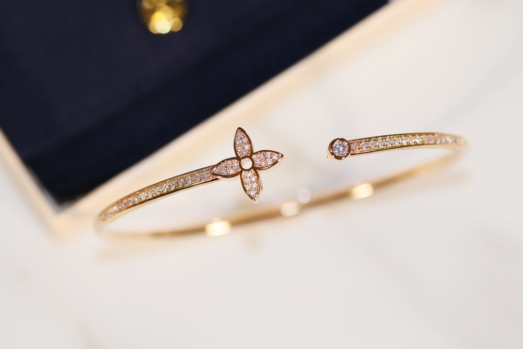 [AuraEcho]IDYLLE GOLD OPEN BRACELET DIAMOND PAVED